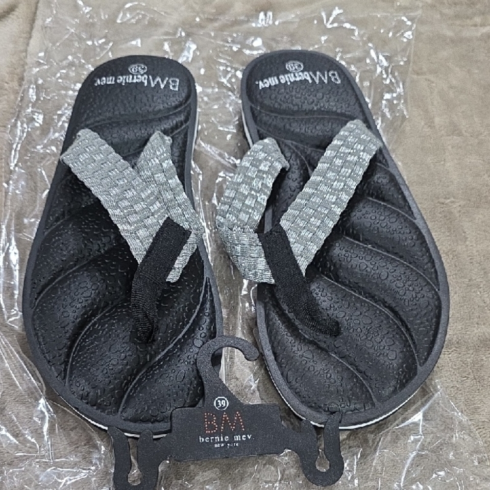 NEW Bernie Mev"Laguna" Womens Sandals Thong Black/Silver Woven Memory Form  39/8